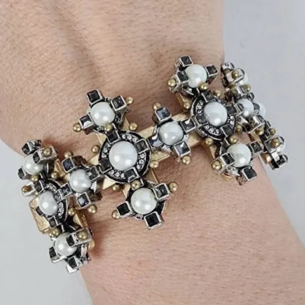 Nwt Cabi Tudor Celtic Hinged Bracelet 54$